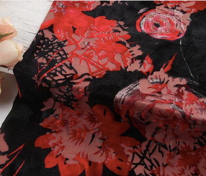 Velours écarlate : imprimé paon et dahlia, 150 cm de large