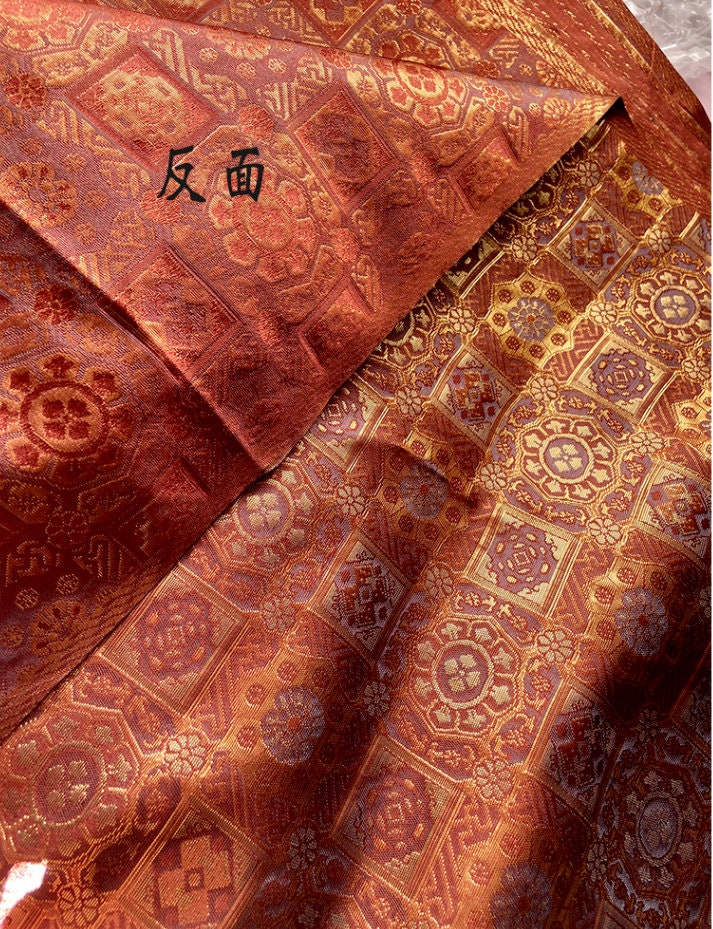 Tissu brocart rouge et or : motif à carrés précieux, tissu pour cheongsam