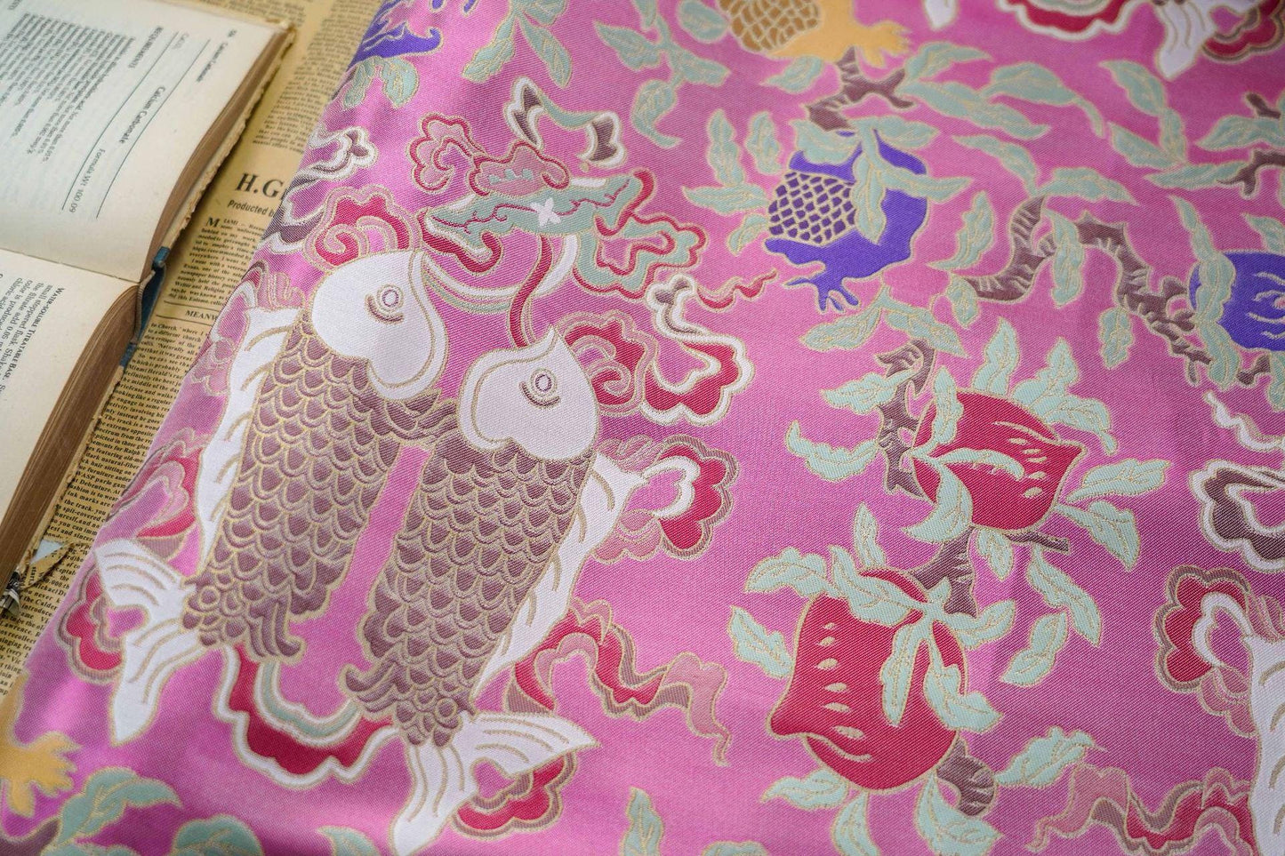 Tissu brocart rose chinois : motif double poisson Poissons, 150 cm de large