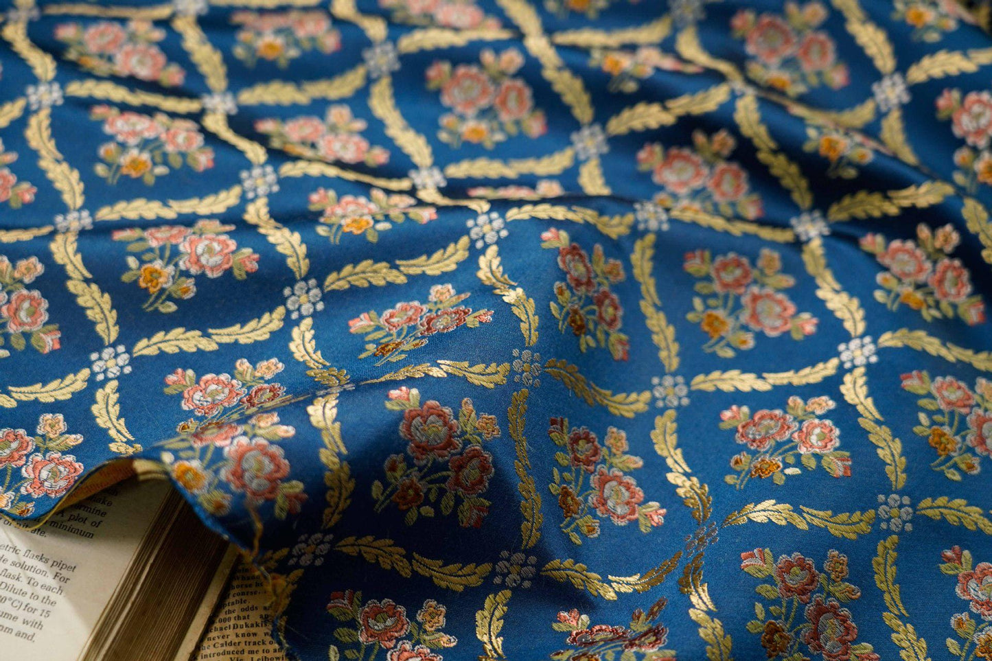 Tissu jacquard à fil doré : motif floral 3D pour ameublement, confection de robes de bal - 140 cm de large