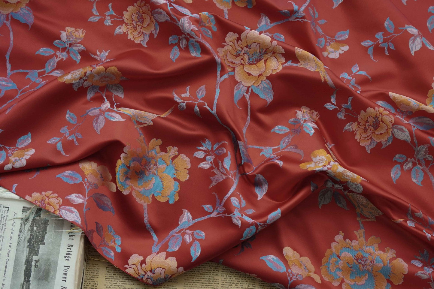 Tissu jacquard à motif floral : polyester à fil doré, largeur 160 cm (63 po) - Vendu au mètre