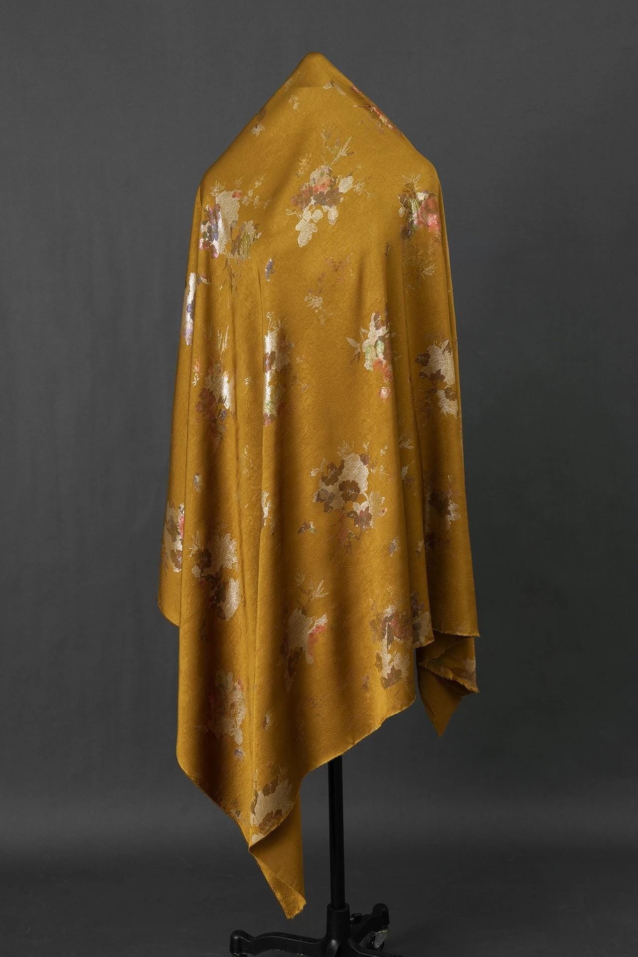 Tissu jacquard à motifs floraux dorés : acétate brillant pour la confection de vêtements