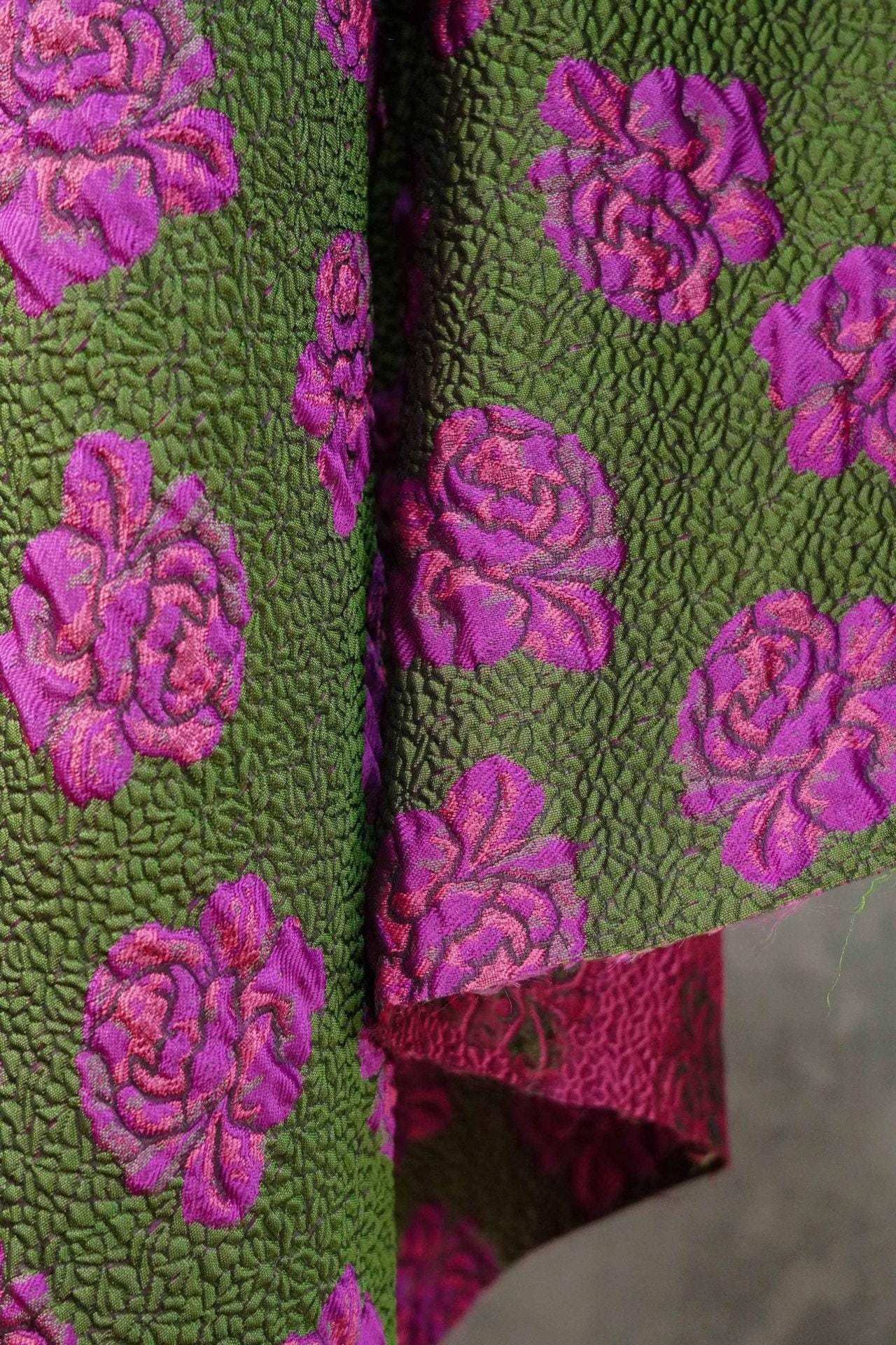 Tissu jacquard Rose Verte : Damas floral en relief 3D, 140 cm de large