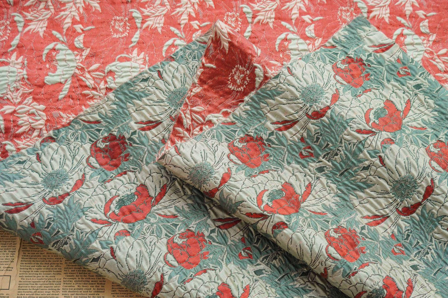 Tissu jacquard à motif floral : fil rouge et rose doré, 137 cm de large