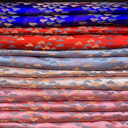 Tissu brocart nuage : jacquard de soie et rayonne, tissu pour la confection de robes de costume