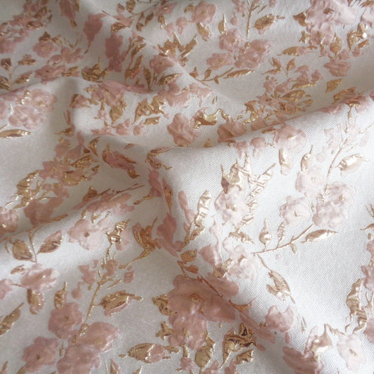 Tissu jacquard à motif floral et fils dorés : texture 3D pour ameublement et costumes - 142 cm de large