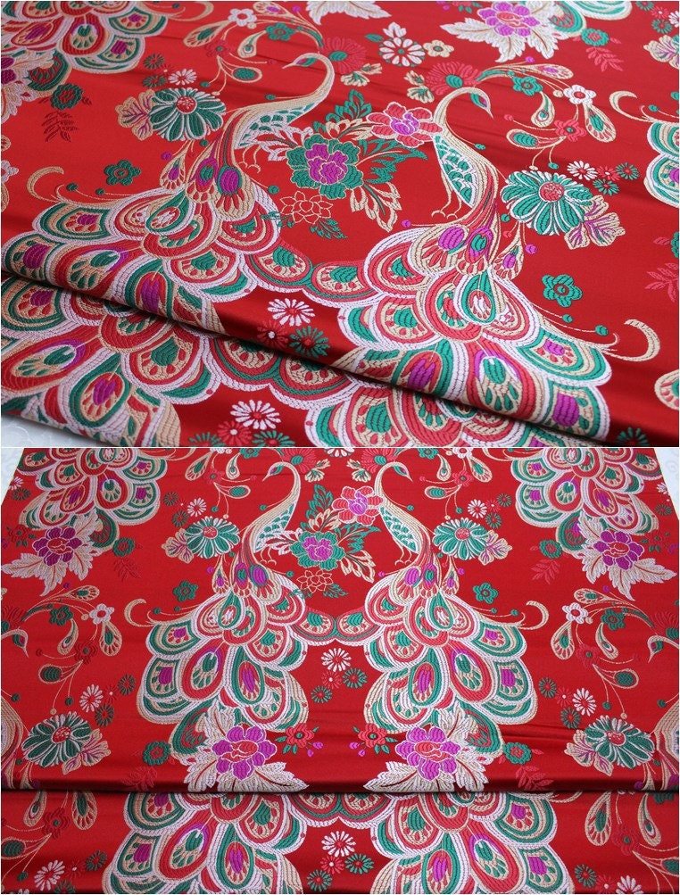 Tissu brocart paon rouge : mélange de soie chinoise et de rayonne, pour l’ameublement et la couture, vendu au mètre.
