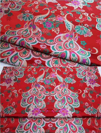 Tissu brocart paon rouge : mélange de soie chinoise et de rayonne, pour l’ameublement et la couture, vendu au mètre.
