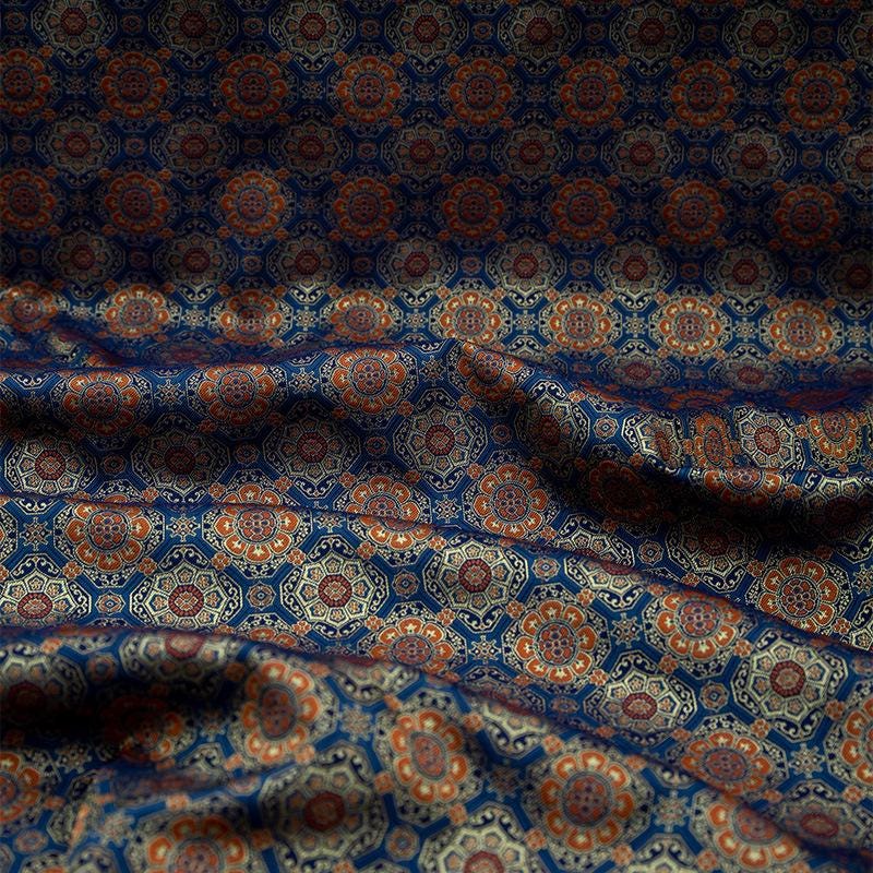 Tissu brocart Chant Bleu : Mélange de soie et rayonne Totem Japonais (59"L)