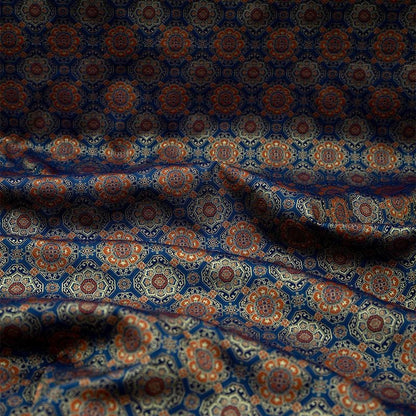 Tissu brocart Chant Bleu : Mélange de soie et rayonne Totem Japonais (59"L)