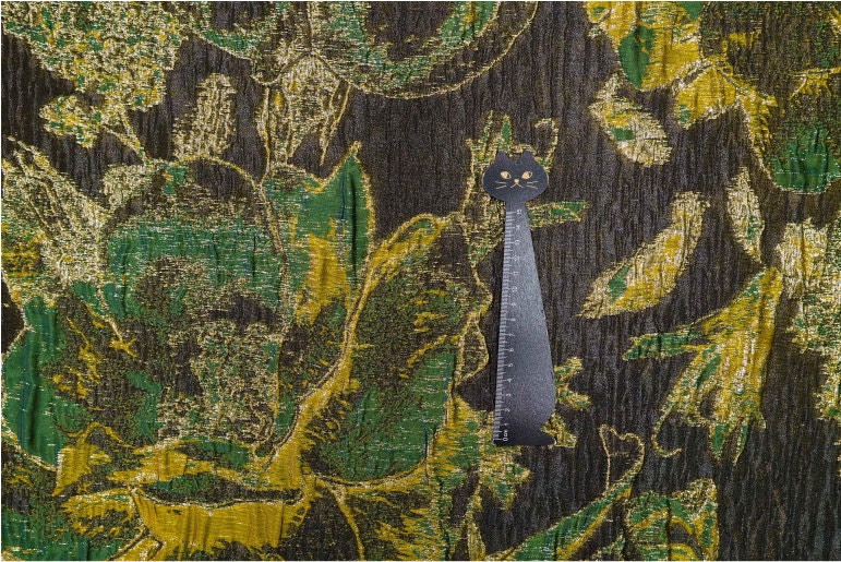 Tissu jacquard à fil doré : matériau de créateur à motif floral 3D rétro