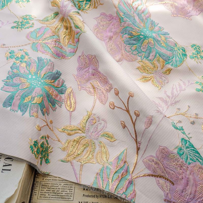 Tissu jacquard floral à fil doré : texture peinture à l’huile 3D, 140 cm de large