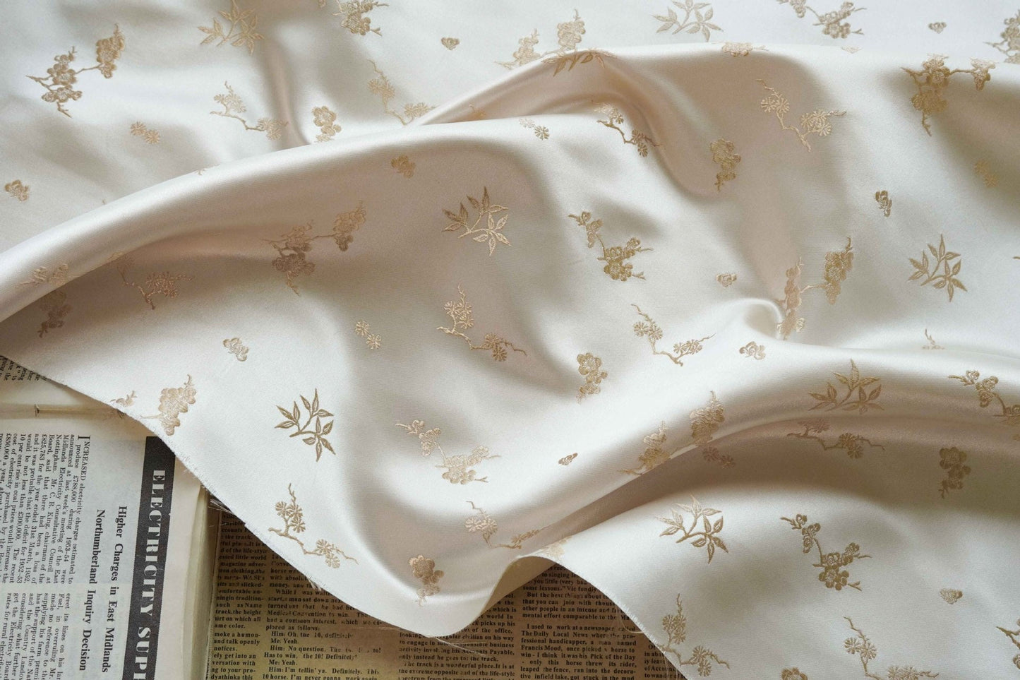 Tissu jacquard satiné ivoire : motif fleurs de prunier en relief, tissé, 165 cm de large