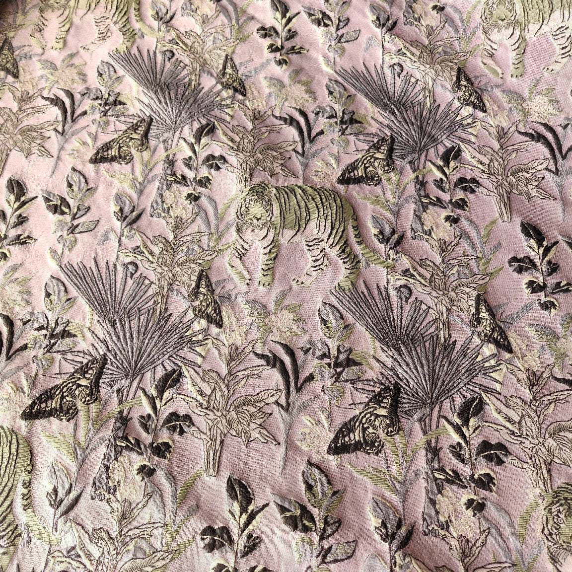 Tissu jacquard tigre : revêtement d’ameublement gaufré de fil doré, 160 cm de large