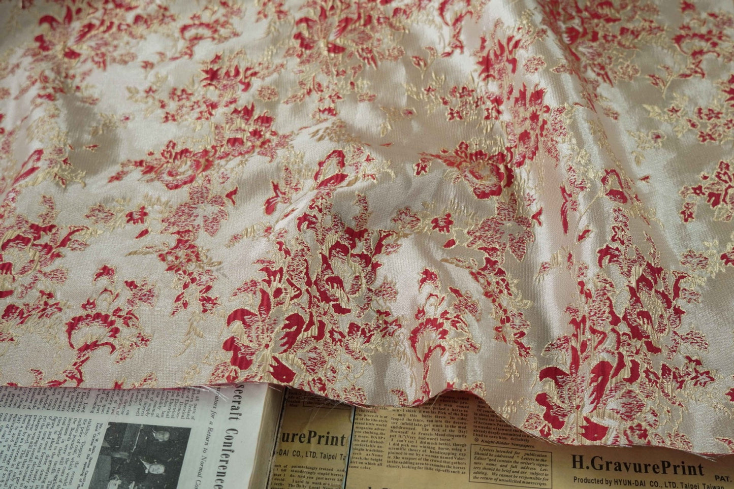 Gold Thread Jacquard Fabric: 3D Embossed Floral Woven Material