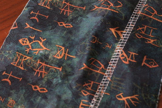 Tissu satiné soyeux Oracle : imprimé numérique à motif ancien, 150 cm de large