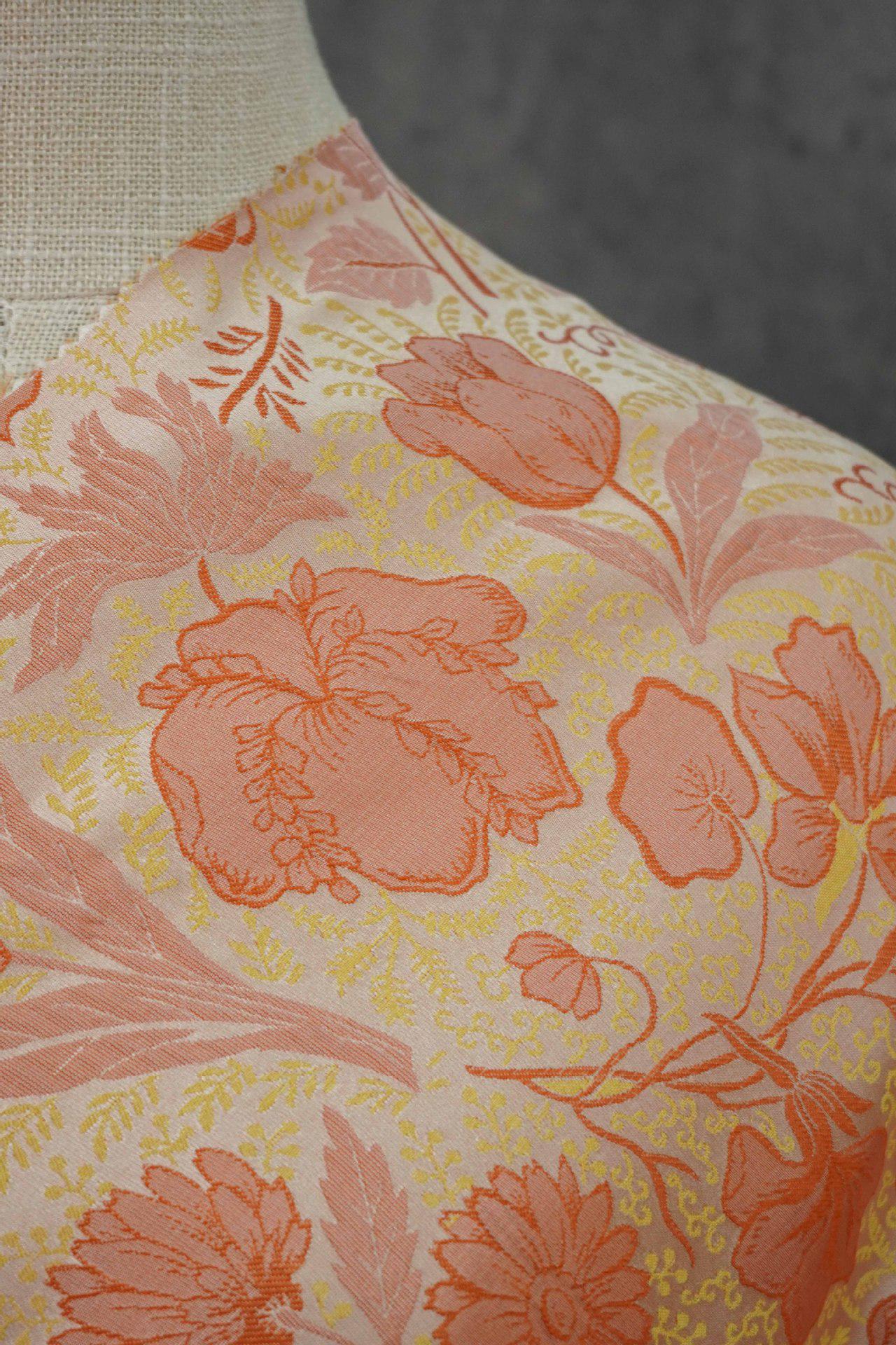 Tissu jacquard tissé rouge et jaune : revêtement d'ameublement à motif floral en relief 3D
