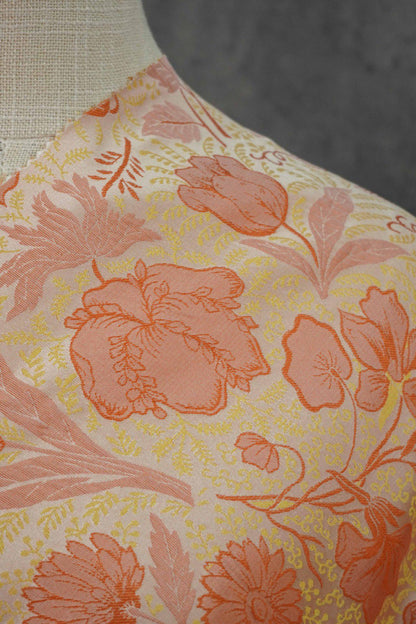 Tissu jacquard tissé rouge et jaune : revêtement d'ameublement à motif floral en relief 3D