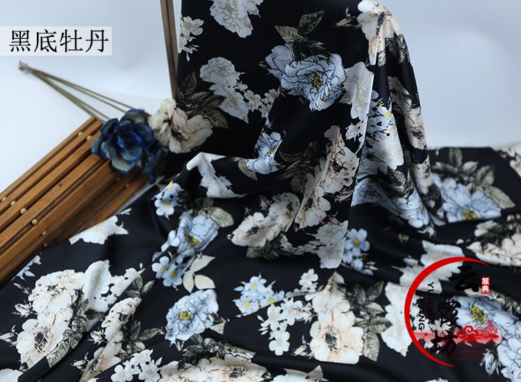 Tissu satiné imprimé floral : matière polyester douce, largeur 150 cm
