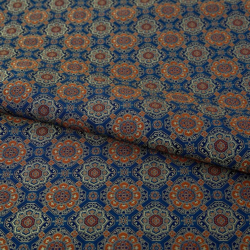 Tissu brocart Chant Bleu : Mélange de soie et rayonne Totem Japonais (59"L)