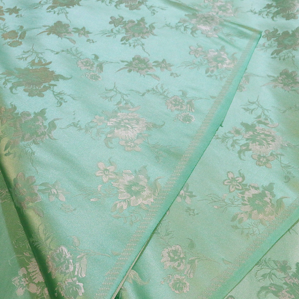 Floral Jacquard Brocade Fabric: Elegant Upholstery & Costume Sewing (29.5"W)