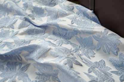Tissu jacquard fleuri bleu clair : style vintage 3D, 160 cm de large