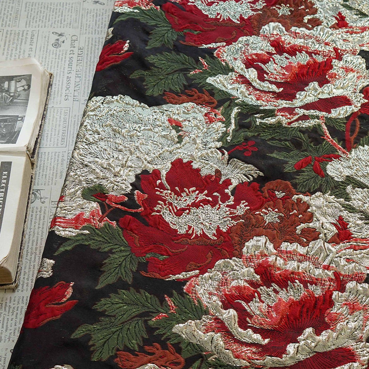 Tissu brocart pivoine 3D avec fils d'or : Jacquard vintage, 142 cm de large