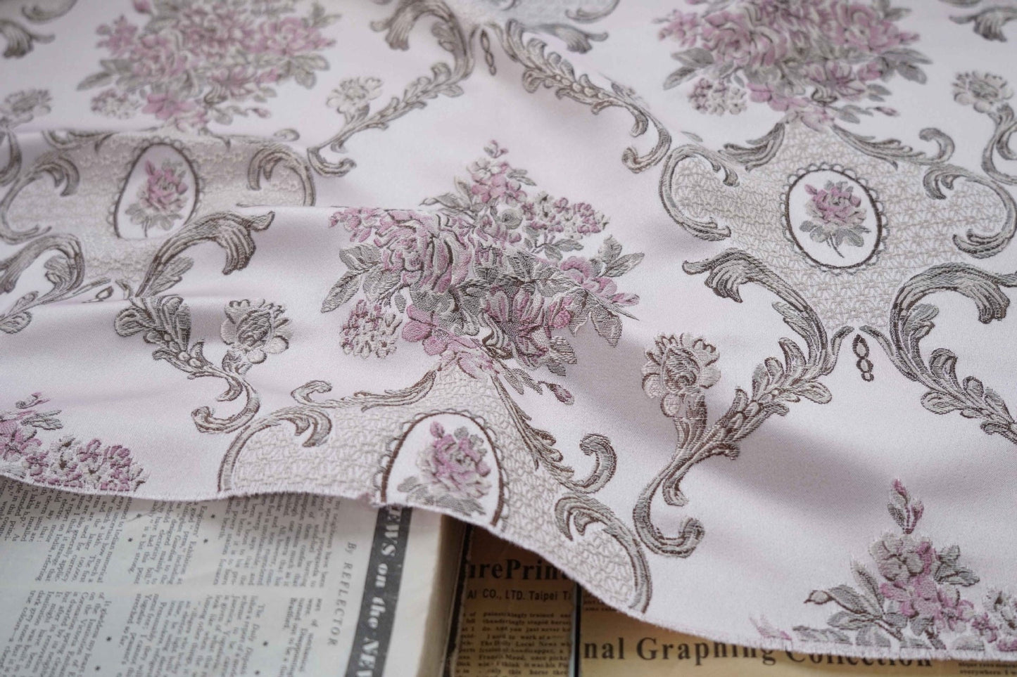 Tissu jacquard brocart style palais rétro : revêtement en polyester de 150 cm de large