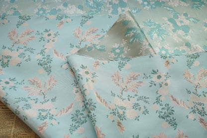 Tissu jacquard à motif floral : Lurex brillant tissé à motif floral 3D, 165 cm de large