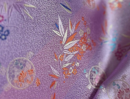 Brocart violet tissé Nishijin : Jacquard à fleurs et soie de bambou (29,5 po de largeur, vendu au mètre)