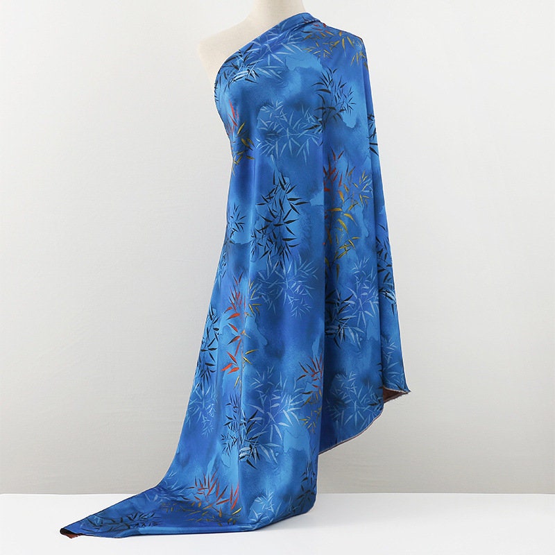 Tissu imprimé floral bambou : mélange de polyester et d’élasthanne bleu, 150 cm de large
