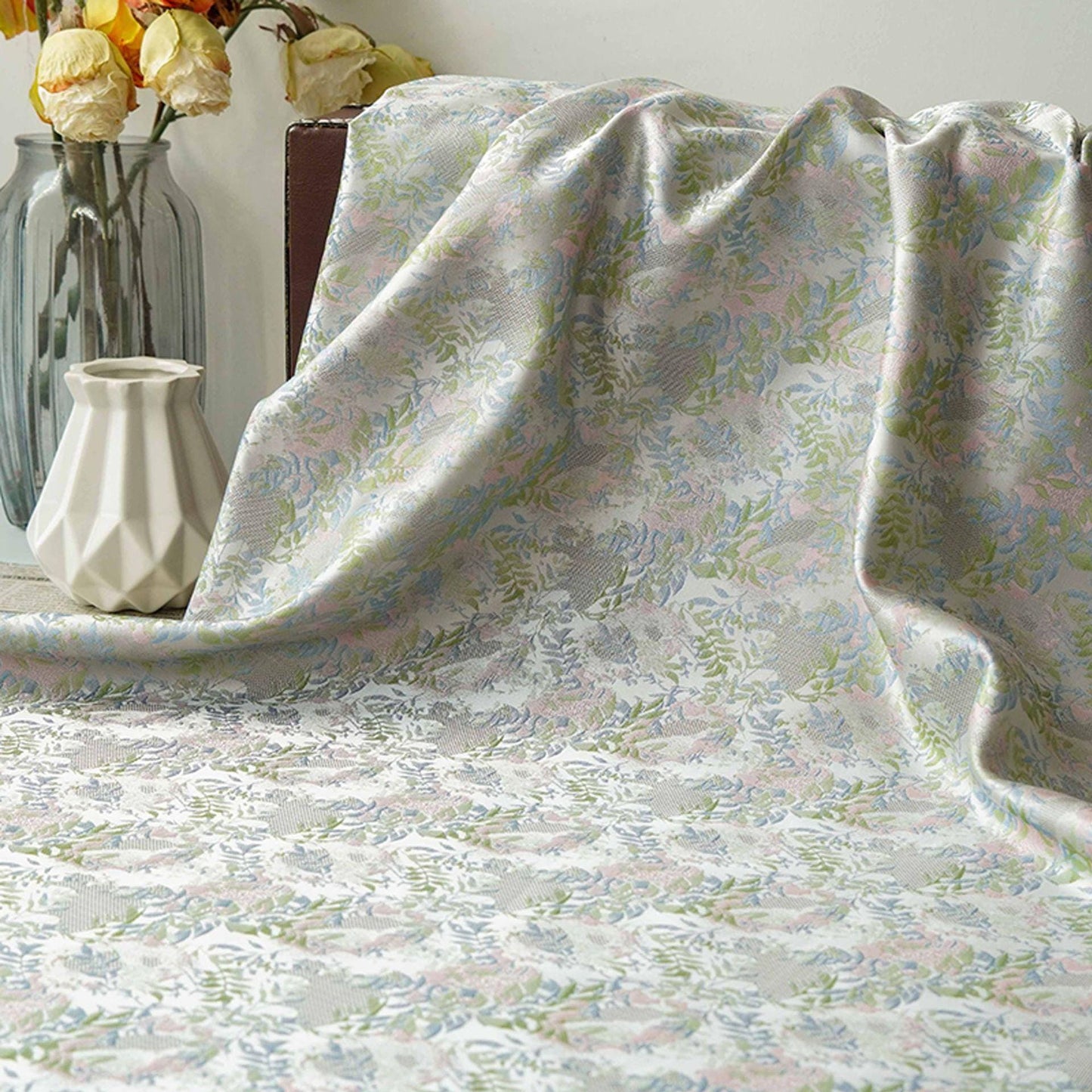 Tissu brocart magnolia gris clair : couture de cheongsam chinois et de robe tibétaine