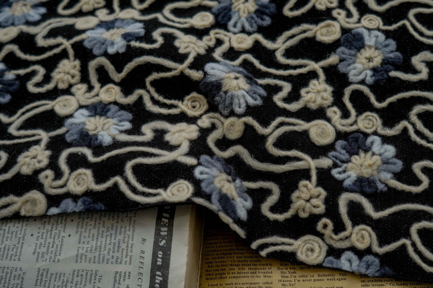 Tissu peluche à fleurs 3D : polyester tricoté de couleur contrastée, 140 cm de large
