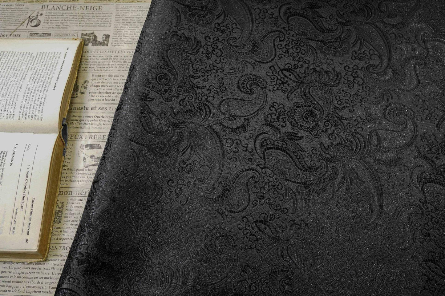 Tissu brocart jacquard à motifs cachemire avec fils d'or ��" Large