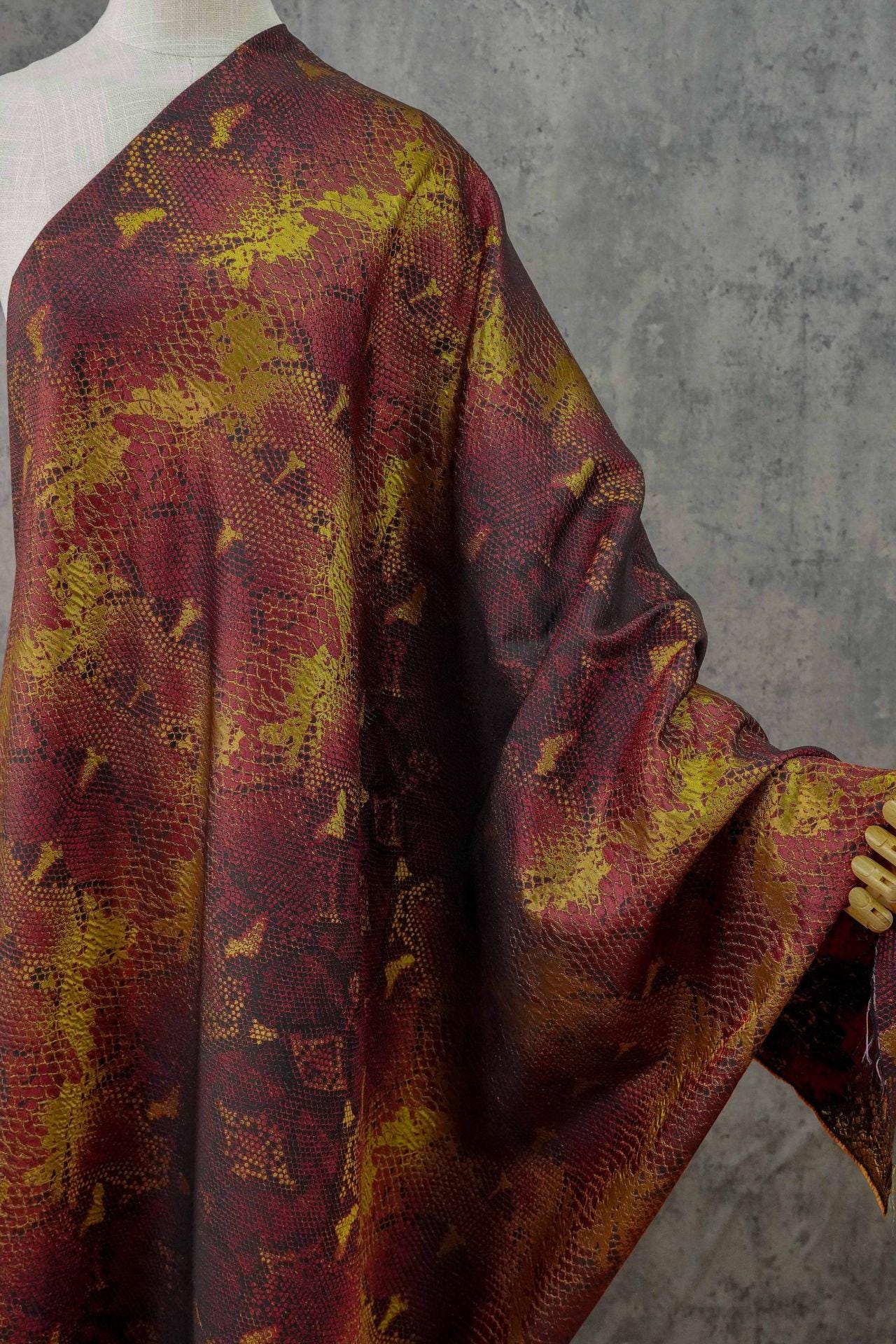 Tissu jacquard imitation peau de serpent : 60 pouces de large, tissu tissé tendance