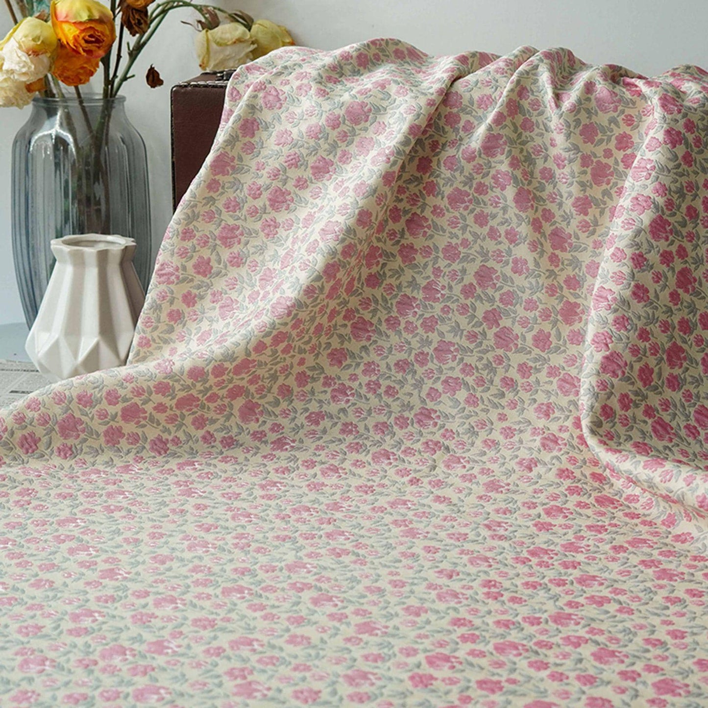 Tissu d'ameublement et de confection de robes jacquard à petits motifs floraux roses en relief, style champêtre, largeur 61 pouces