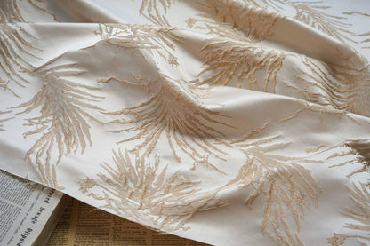 Tissu jacquard brodé : 140 cm de large, motif floral en fil d'or