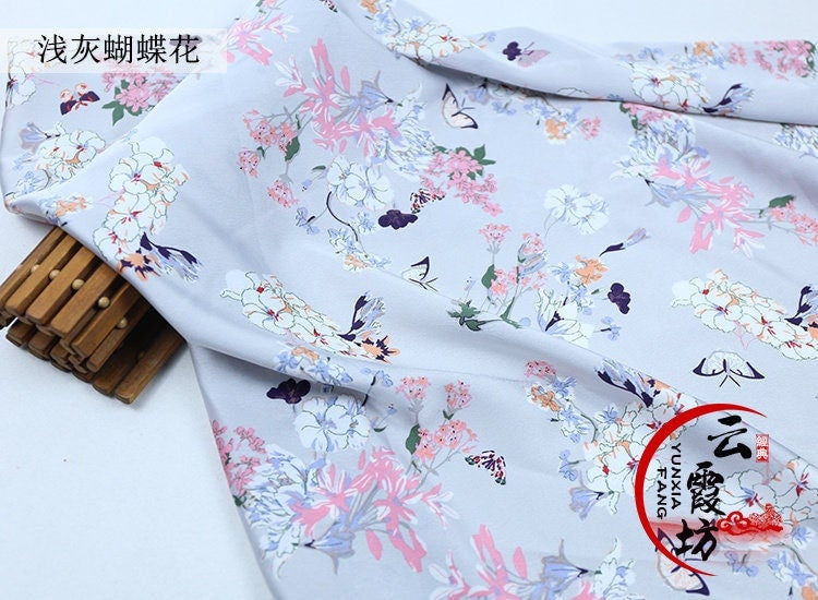 Tissu satiné imprimé floral : matière polyester douce, largeur 150 cm