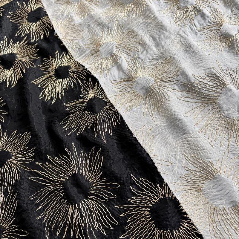 Tissu en soie de mûrier brodé de tournesols et de fils d'or - 114 cm de large