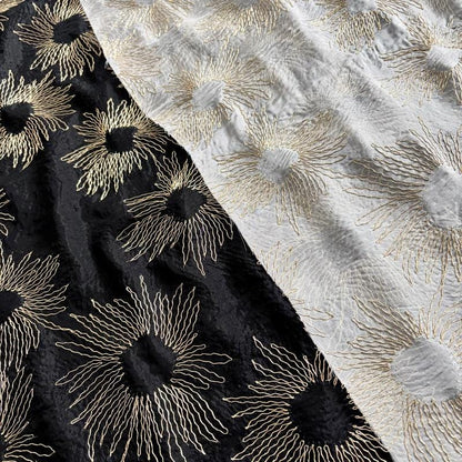 Tissu en soie de mûrier brodé de tournesols et de fils d'or - 114 cm de large