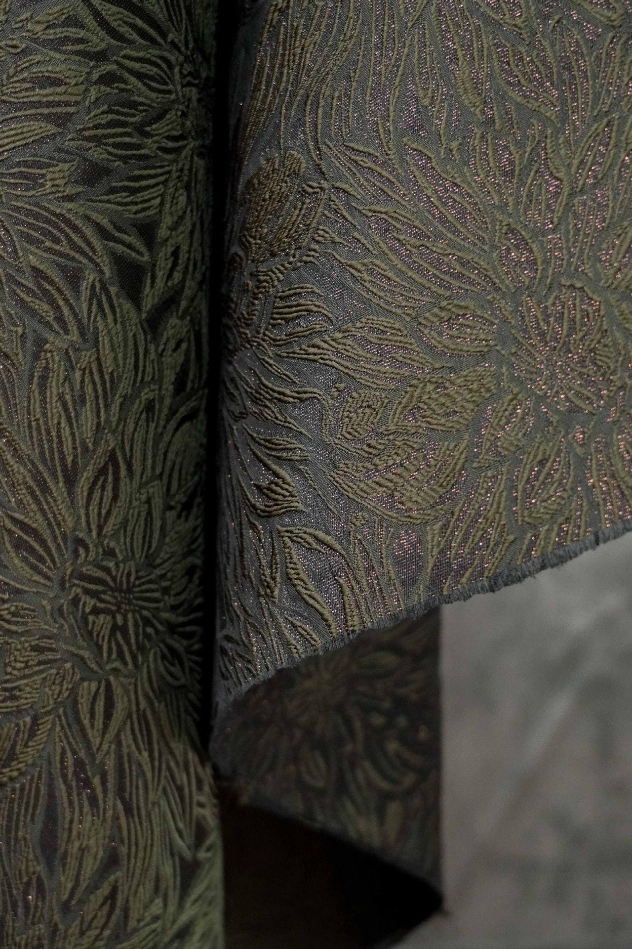 Tissu jacquard floral en relief : matériau d'ameublement de 140 cm de large