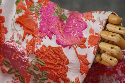 Tissu rose à motif floral en relief : mélange polyester-rayonne de 132 cm de large