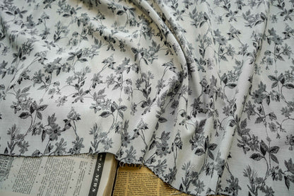 Tissu jacquard à motif floral : tissage gaufré noir et blanc, largeur 109 cm (43 po) - au mètre