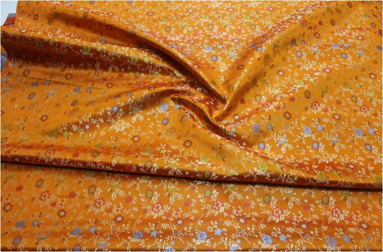 Tissu brocart chinois à motifs floraux : mélange de soie et de rayonne, 89 cm de large