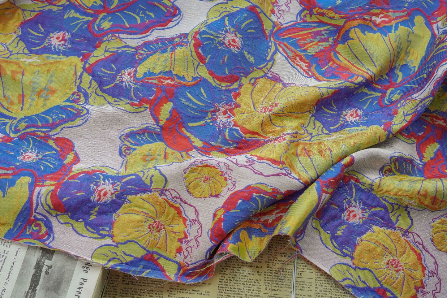 Tissu jacquard à motif floral : polyester texturé 3D, largeur 145 cm