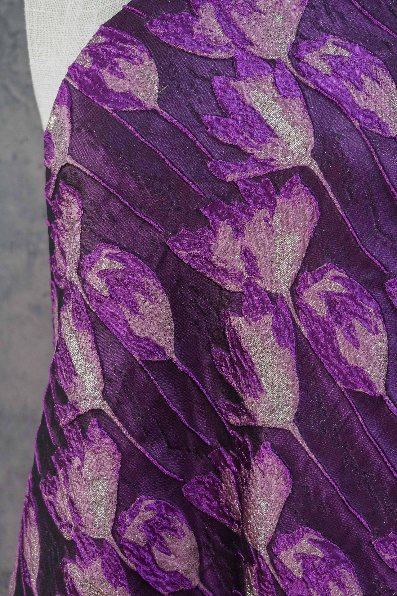 Tissu jacquard tulipe en relief : fil métallique or et argent, 140 cm de large