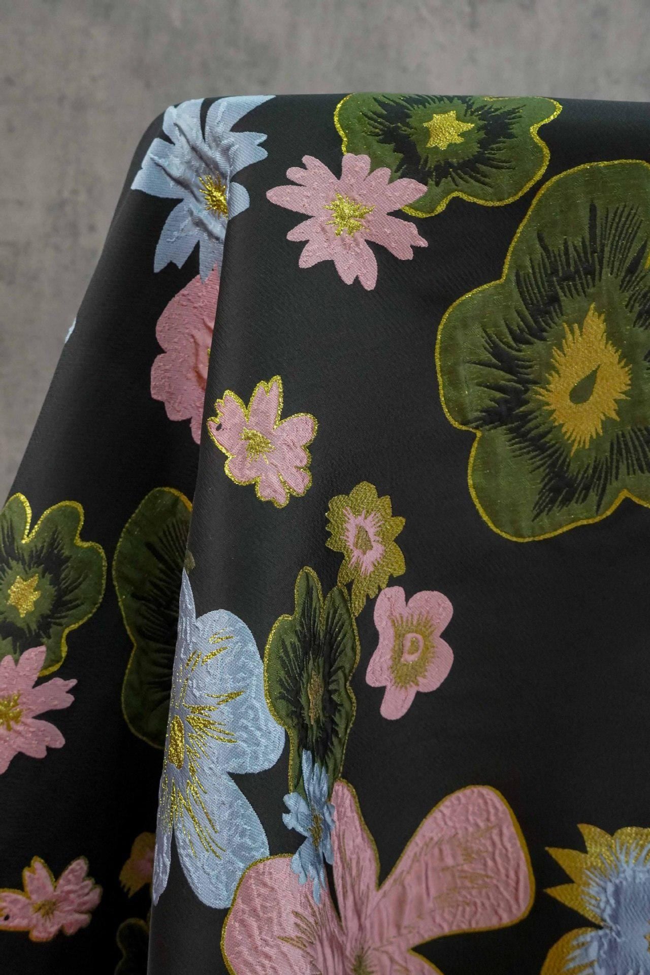 Tissu brocart floral à fils d'or : Robe élégante, ameublement et décoration d'intérieur