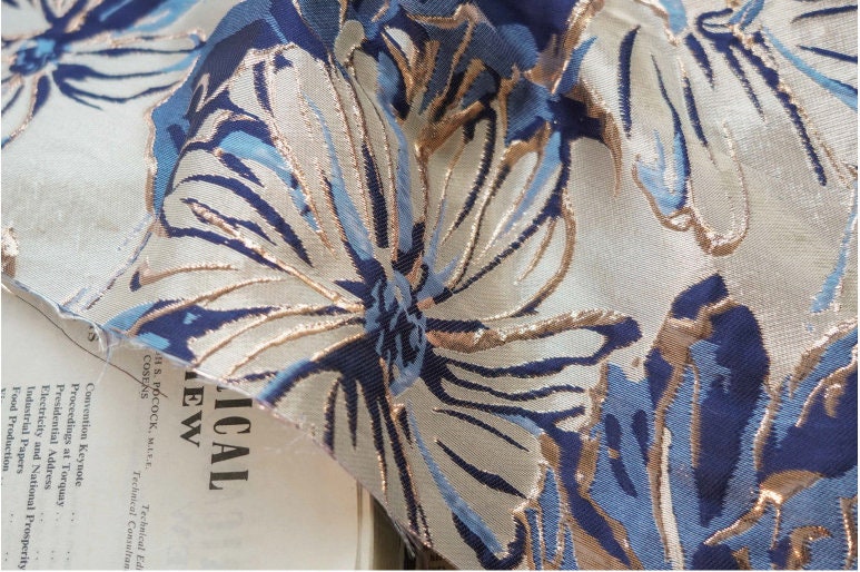 Tissu jacquard floral bleu à fil doré : 150 cm de large, gaufré, pour ameublement