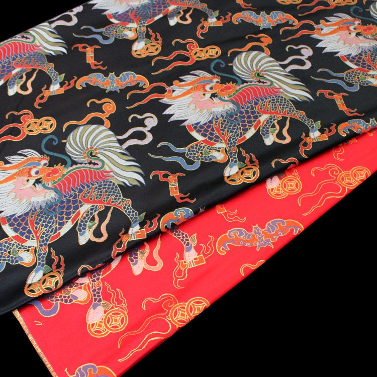 Tissu brocart de soie Kirin : Jacquard noir et rouge, 74 cm de large