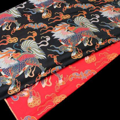 Tissu brocart de soie Kirin : Jacquard noir et rouge, 74 cm de large